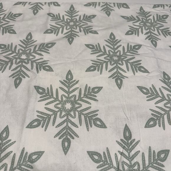 Great Bay Home Set of 2 Standard Pillowcases Green Snowflake 100% Cotton - Picture 3 of 8